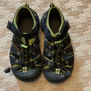 Youth keen sandals, black and green, size 1